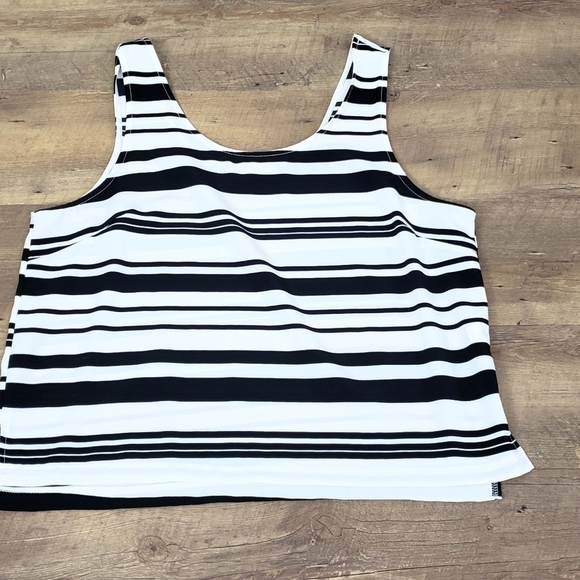 Lush black and white striped sleeveless top - Picture 4 of 4